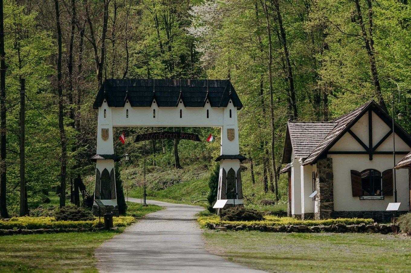 Вхідна брама у Парк Шенборна Готель Voevodyno Resort Закарпаття - Вхідна брама у Парк Шенборна