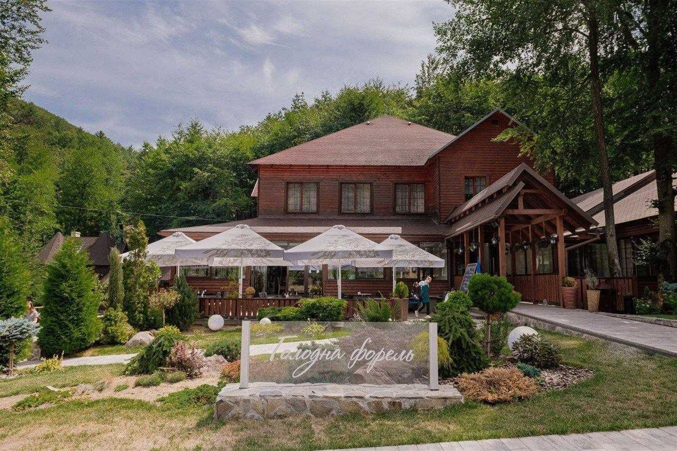Ресторан Голодна форель Готель Voevodyno Resort Закарпаття - Ресторан Голодна форель