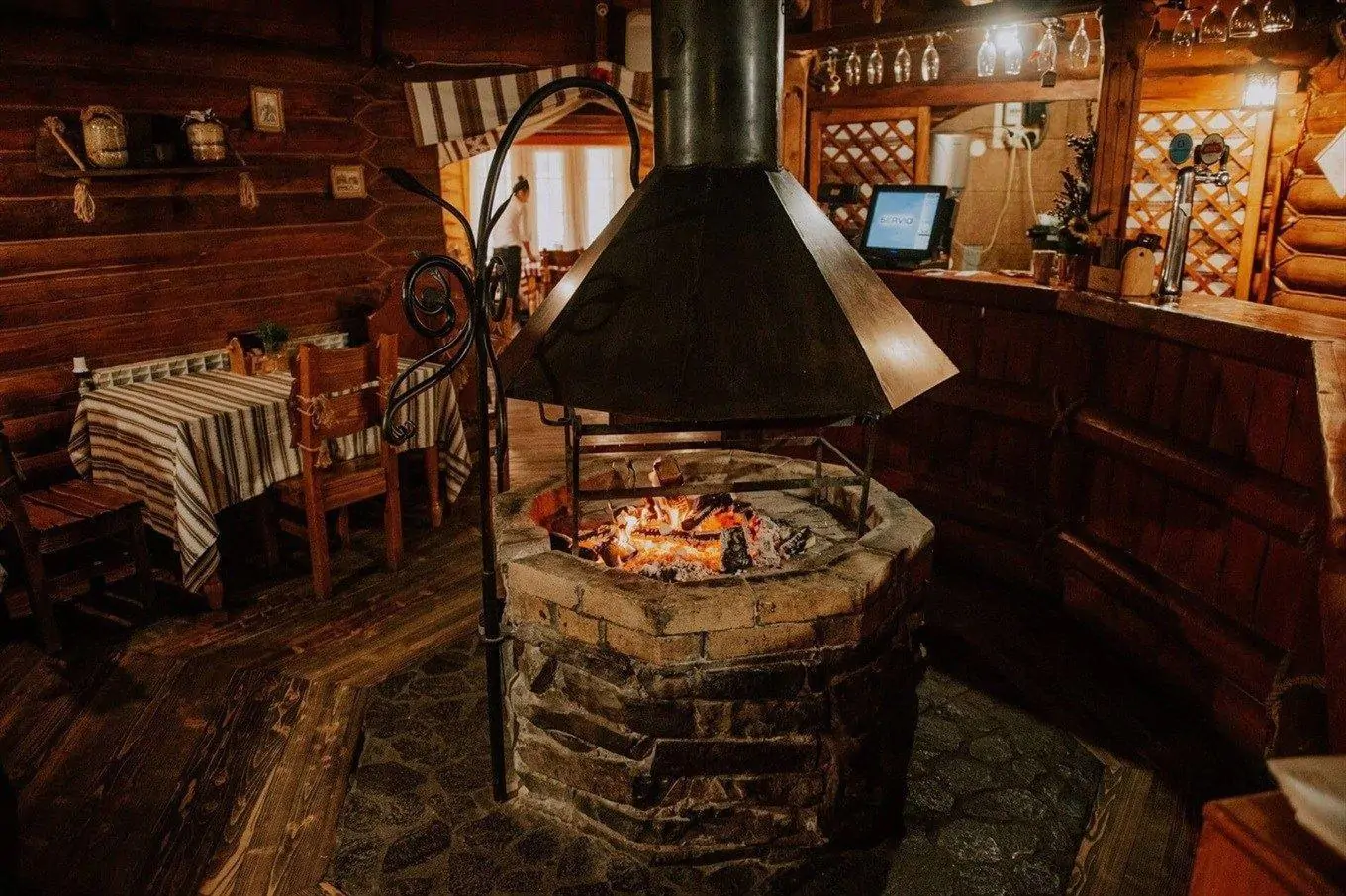 Камін в колибі Готель Voevodyno Resort Закарпаття - Камін в колибі