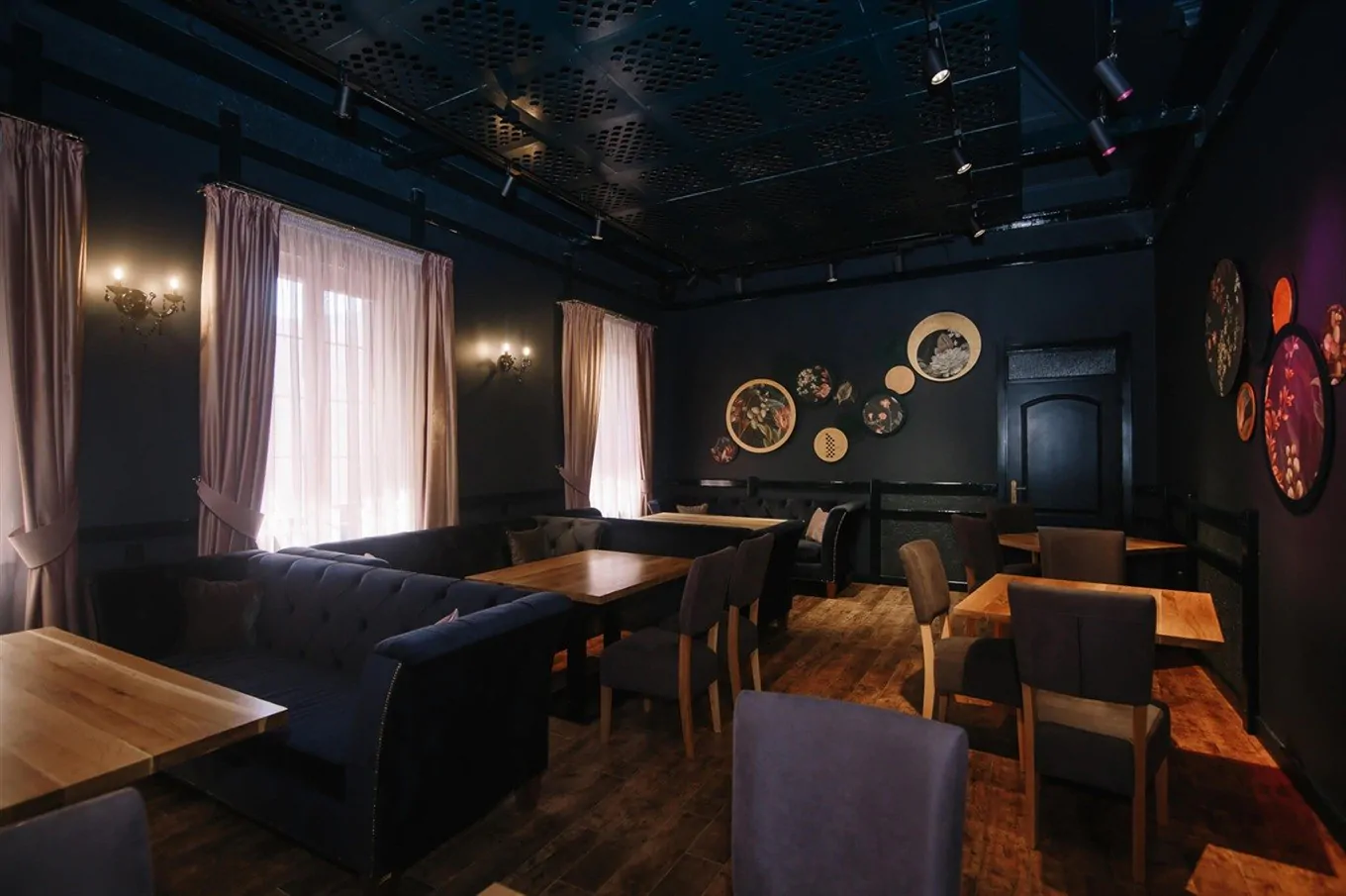 Затишні столики Готель Voevodyno Resort Закарпаття - Затишні столики