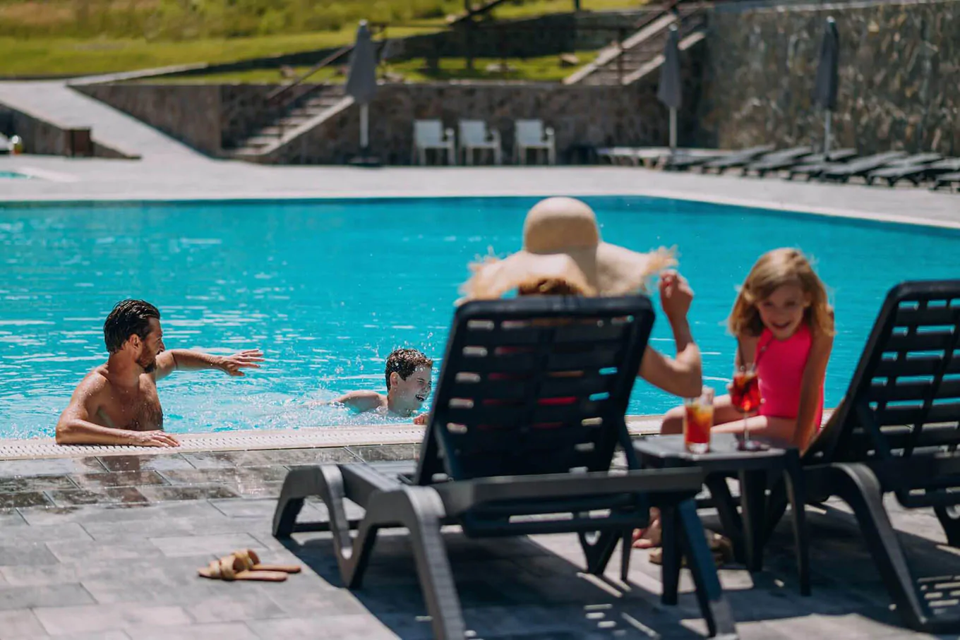Відпочинок біля басейну Готель Voevodyno Resort Закарпаття - Відпочинок біля басейну