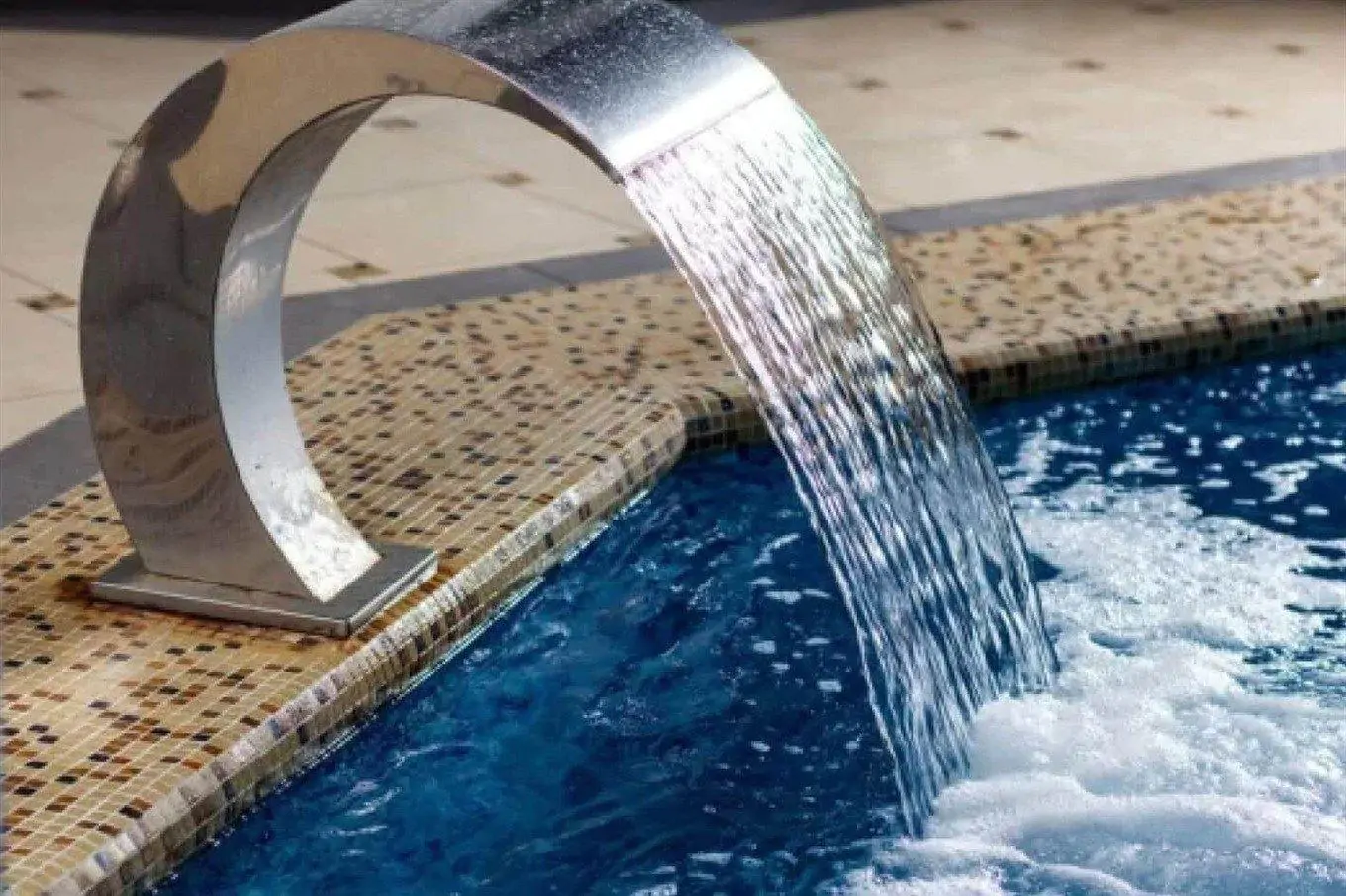 Водоспад фонтан Готель Voevodyno Resort Закарпаття - Водоспад фонтан