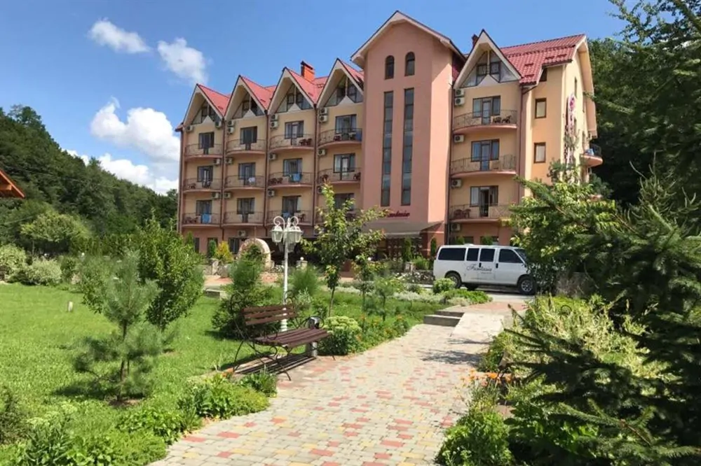 Фасад готелю Готель Фантазія Поляна - Фасад готелю