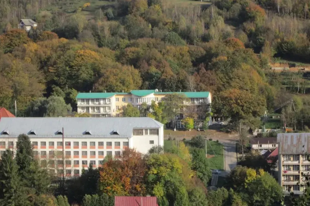 Готель Квеле Поляна Закарпаття - Панорама на готель