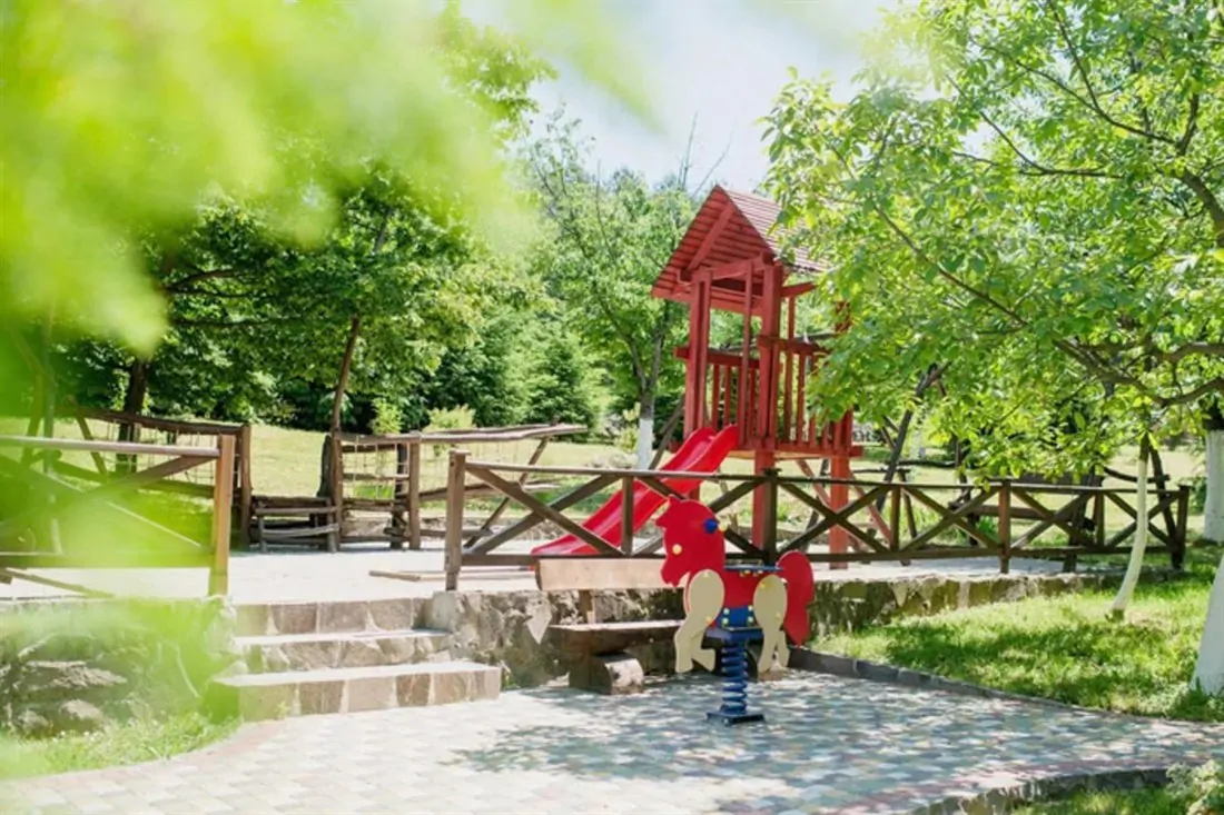 hotel-zolota-gora-uzhgorod-8 Готель Золота гора Ужгород - Дитячий майданчик