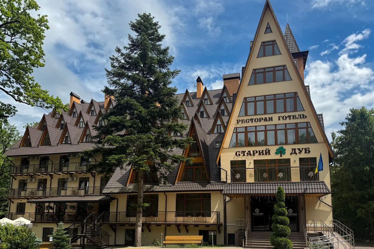 Головний фасад Готель Старий Дуб Трускавець - Головний фасад